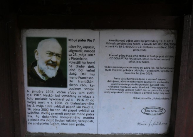 Informačná tabuľa o živote Pátra Pia